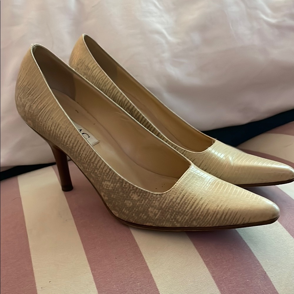 Isaac Mizrahi Cream Pointed Toe Heels